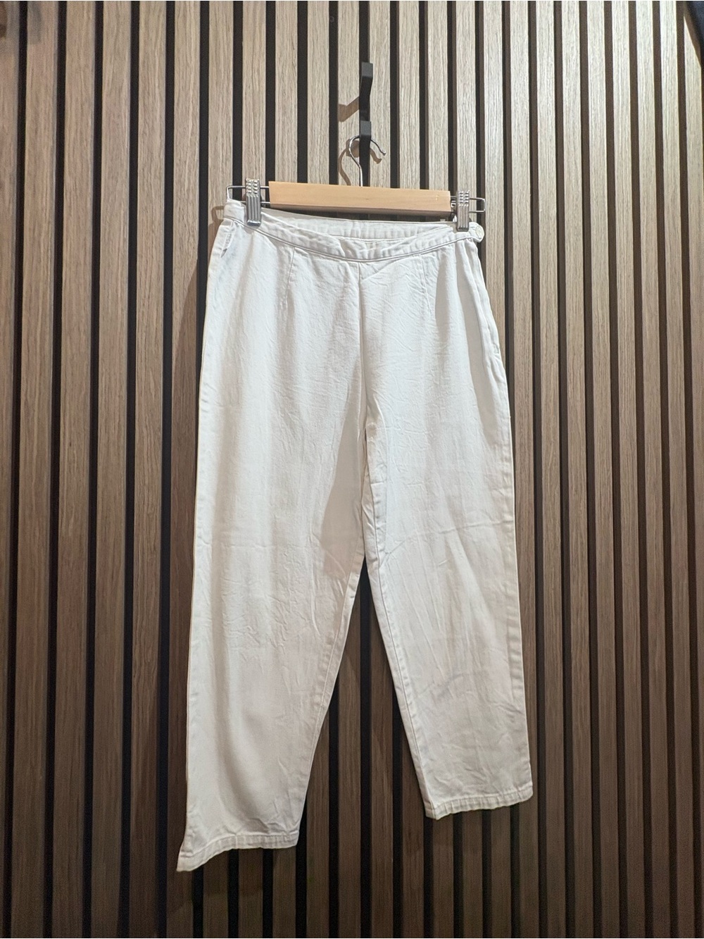 Classic White Straight-Leg Capri Pants